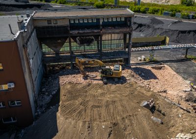 Koparka MA-TRANS podczas rozbiórki konstrukcji stalowo-żelbetowej – ujęcie z drona